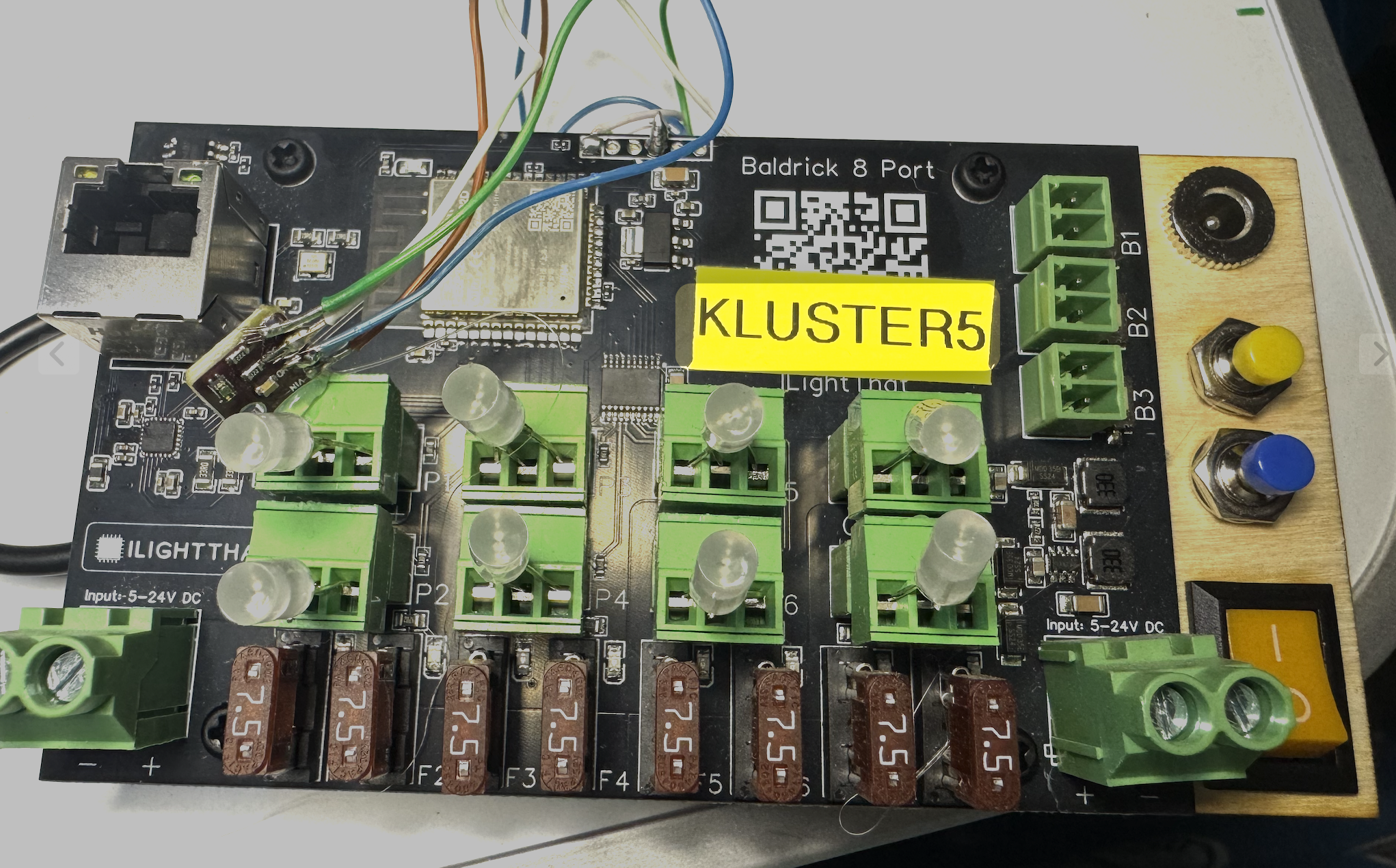 Single KLUSTER board showing detailed components and connections